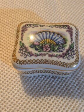 Miniature music box, collectable piece, Heritage House Classics